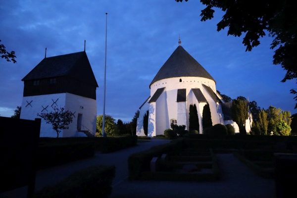 Østerlars Rundkirche bei Nacht